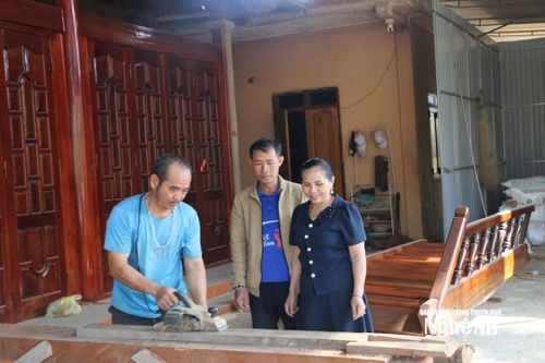Cán bộ bản Kẻ Sùng nắm bắt tình hình sản xuất kinh doanh của người dân. Ảnh: TP