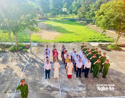 Các cơ quan, đơn vị trên địa bàn xã Mậu Thạch duy trì nền nếp chào cờ đầu tuần. Ảnh: TP