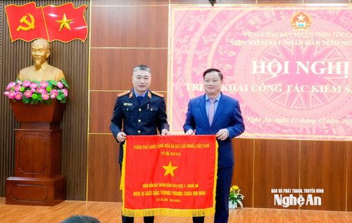 Thừa ủy quyền, Bí thư Tỉnh ủy Nguyễn Khắc Thận trao Cờ thi đua năm 2025 của Chính phủ tặng Viện KSND Khu vực 1 - Nghệ An. Ảnh: Phạm Bằng