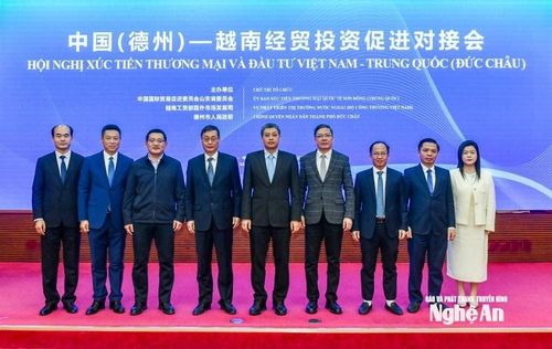 Lãnh đạo Sở Công Thương Nghệ An cùng các đại biểu tham dự Hội nghị xúc tiến thương mại và đầu tư Việt Nam - Trung Quốc. Ảnh: PV