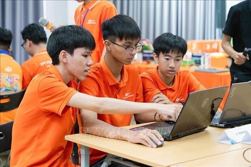 Học sinh Trường Phổ thông liên cấp FPT Hà Nam thực hành trực tiếp bài học bằng áp dụng các phần mềm công nghệ số.