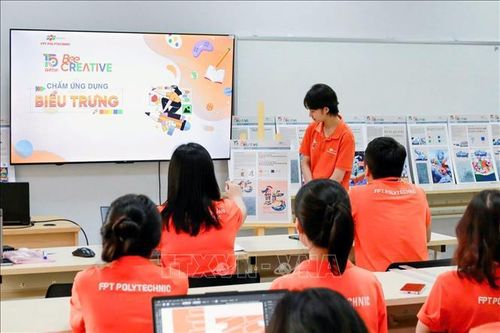 Các học sinh Trường Phổ thông liên cấp FPT Hà Nam thực hành trực tiếp bài học bằng áp dụng các phần mềm công nghệ số.