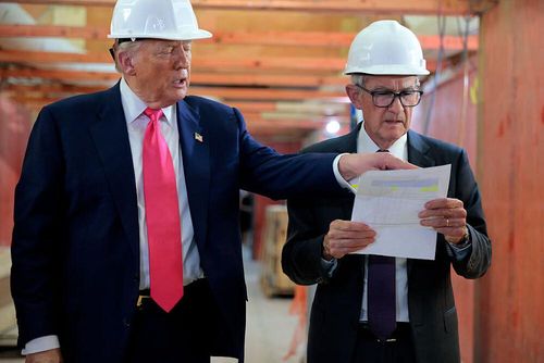 Tổng thống Donald Trump cùng Chủ tịch Fed Jerome Powell tham quan công trình cải tạo trụ sở Fed, ngày 24/7. (Ảnh: Getty Images).