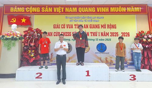 Trao giải cho các vận động viên đạt thành tích xuất sắc bảng trẻ tại Giải cờ vua tỉnh An Giang mở rộng - tranh cúp Chess Star lần thứ I. Ảnh: LÊ TRUNG HIẾU