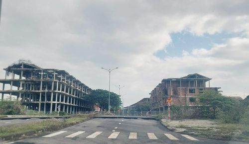 Việc tháo gỡ khó khăn nhằm tránh lãng phí nguồn lực đã đầu tư, qua đó giải phóng và khai thác hiệu quả nguồn lực của Nhà nước và nhà đầu tư. Trong ảnh: nhiều hạng mục tại Dự án Golden Hills City thi công dở dang, gây lãng phí. Ảnh: Trọng Hùng.