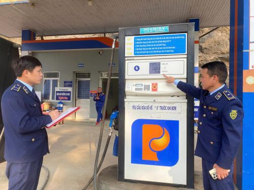 Lực lượng Quản lý thị trường tỉnh tăng cường kiểm soát hàng hóa dịp cuối năm.