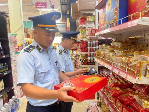 Cán bộ Đội Quản lý thị trường số 1 kiểm tra chất lượng hàng hóa trên thị trường.