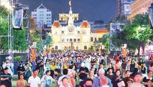 Người dân và du khách tại Thành phố Hồ Chí Minh đón chào năm mới 2026. (Ảnh: TTXVN)