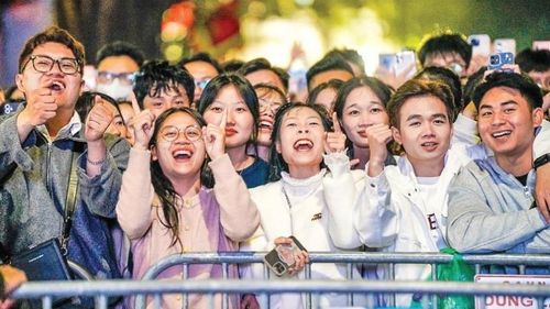 Niềm vui của người dân Hà Nội đón chào năm mới. (Ảnh: KHÁNH HÒA)