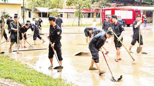Các lực lượng Công an, quân sự dọn bùn sau khi nước lũ rút tại thành phố Huế.