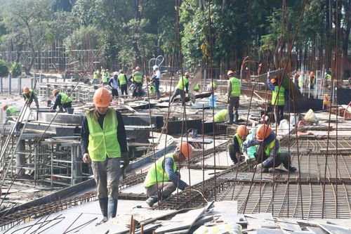 Công nhân hối hả trên công trường Công viên 29 Tháng 3. Ảnh: VĂN HOÀNG