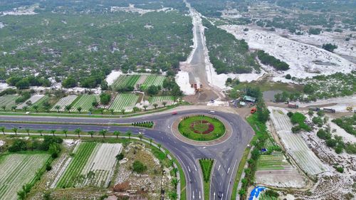 Đường Võ Chí Công qua xã Thăng Trường đã hoàn thiện và đang được đấu nối với quốc lộ 1A. Ảnh: XUÂN SƠN