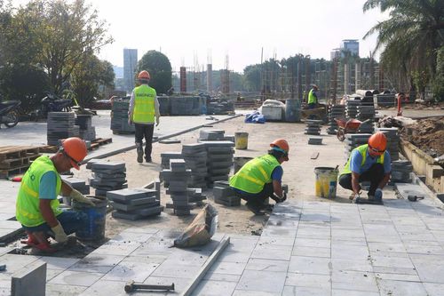 Lối vào Công viên 29 Tháng 3 phía đường Điện Biên Phủ và các lối đi, vườn dạo đang được lát gạch, bảo đảm mỹ quan. Ảnh: VĂN HOÀNG