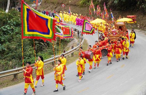 Lễ hội Đền thờ Vua Lê Thái Tổ dịp đầu xuân thu hút nhiều du khách.