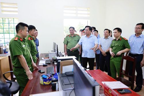 Phó Bí thư Tỉnh ủy, Chủ tịch UBND tỉnh Trần Duy Đông thăm, kiểm tra cơ sở vật chất phục vụ công tác của Công an xã Xuân Đài. Ảnh: Lê Hoàng