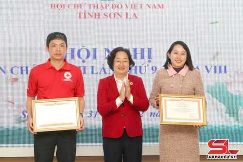 Chị Trịnh Thị Việt Hà (người đầu tiên bên phải), Chủ nhiệm CLB Hành trình đỏ Sơn La nhận danh hiệu tình nguyện viên Chữ thập đỏ tiêu biểu toàn quốc giai đoạn 2020-2025. Ảnh PV
