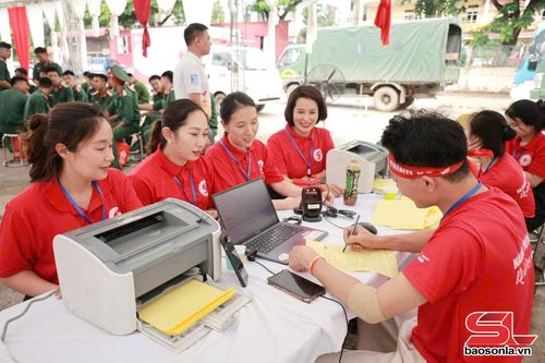 Các tình nguyện viên CLB Hành trình đỏ Sơn La tham gia hiến máu.