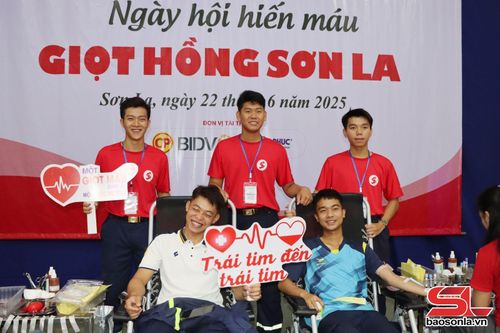 Các tình nguyện viên tham gia hỗ trợ Ngày hội hiến máu Giọt hồng Sơn La năm 2025.