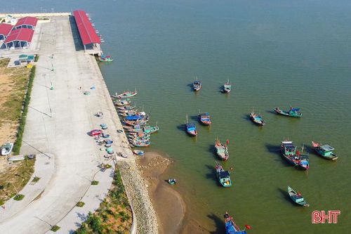 Cảng cá Cửa Nhượng (xã Thiên Cầm) chính thức đi vào hoạt động tạo động lực cho ngư dân vươn khơi, bám biển.