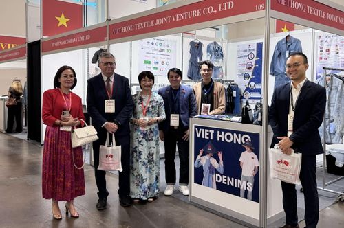Đại diện Công ty Việt Hồng (giữa) chụp ảnh lưu niệm với đại diện ban tổ chức sự kiện.