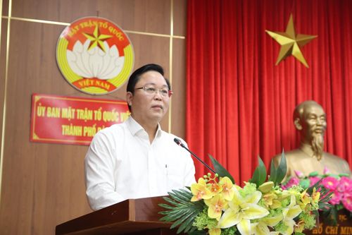 Chủ tịch Ủy ban MTTQ Việt Nam thành phố Lê Trí Thanh phát biểu tại hội nghị. Ảnh: TRỌNG HUY