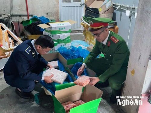 Lực lượng chức năng kiểm tra lô hàng nội tạng động vật của hộ kinh doanh Hải Hà, tại xã Hưng Nguyên. Ảnh: CQCNCC