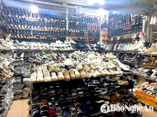 Tại nhiều khu chợ truyền thống, rất nhiều loại hàng hóa có dấu hiệu nhái nhãn hiệu, thương hiệu. Ảnh: Hải An