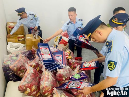 Lực lượng chức năng kiểm tra các mặt hàng thực phẩm, bánh kẹo. Ảnh: Tư liệu