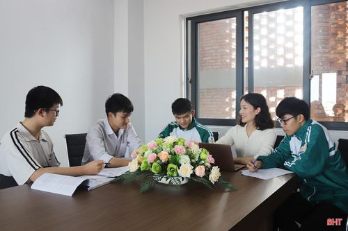  Bà Đinh Thị Hồng Vân - đại biểu HĐND tỉnh khóa XVIII (người mặc áo trắng) khẳng định, HĐND tỉnh đã kịp thời thể chế hóa các chủ trương của Đảng, chính sách, pháp luật của Nhà nước. 