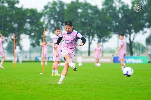 Chàng tiền vệ cần nỗ lực hơn nữa để có thể tìm kiếm được suất đá chính. Ảnh CAHN FC.
