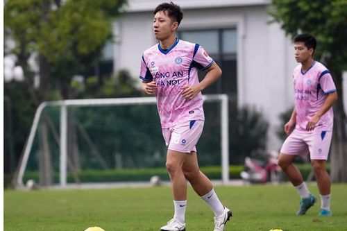 Cơ hội ra sân của Đình Tiến ở đội bóng ngành công an đang quá ít ỏi. Ảnh CAHN FC.