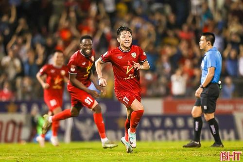 Tiền vệ Trần Đình Tiến (số 11) từng chơi ấn tượng trong màu áo Hồng Lĩnh Hà Tĩnh.