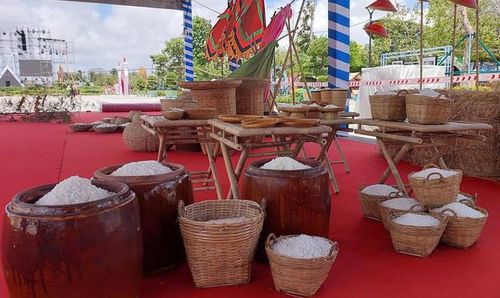  Sản phẩm muối trắng Cà Mau được trưng bày, giới thiệu tại các sự kiện thương mại, du lịch. (Ảnh: TTXVN phát) 