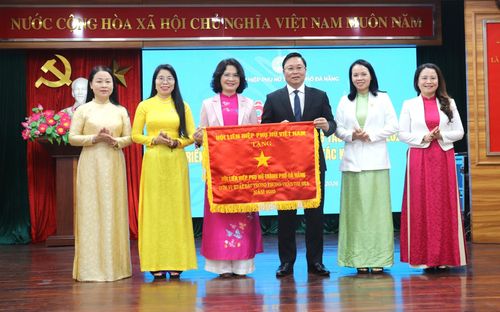 Chủ tịch Ủy ban MTTQ Việt Nam thành phố Đà Nẵng Lê Trí Thanh (thứ 3, bên phải sang) trao cờ thi đua của Hội LHPN Việt Nam cho Hội LHPN thành phố Đà Nẵng - đơn vị xuất sắc trong phong trào thi đua năm 2025. Ảnh: NGỌC HÀ