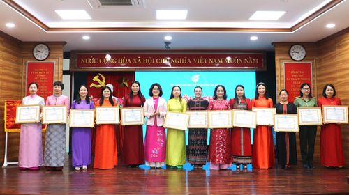 Chủ tịch Hội LHPN thành phố Hoàng Thị Thu Hương (thứ 6, bên trái sang) trao bằng khen của Hội LHPN Việt Nam cho các tập thể và cá nhân có thành tích xuất sắc năm 2025. Ảnh: NGỌC HÀ