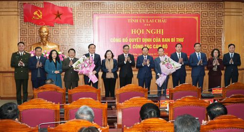 Các đồng chí lãnh đạo Ban Tổ chức Trung ương và lãnh đạo Tỉnh ủy, HĐND, UBND tỉnh, Ủy viên Ban Thường vụ Tỉnh ủy Lai Châu chúc mừng hai đồng chí Tân Phó Bí thư.