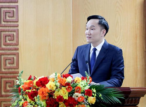 Đồng chí Nguyễn Tuấn Anh, tân Phó Bí thư Tỉnh ủy Lai Châu phát biểu nhận nhiệm vụ.