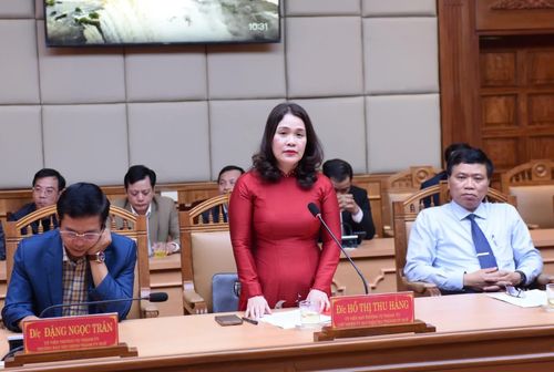 Đồng chí Hồ Thị Thu Hằng, Chủ nhiệm UBKT Thành ủy Huế phát biểu nhận nhiệm vụ - Ảnh: Q.V