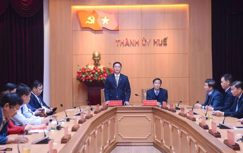 Đồng chí Nguyễn Đình Trung, Bí thư Thành ủy Huế phát biểu tại hội nghị - Ảnh: Q.V