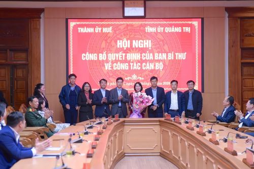 Lãnh đạo UBKT Tỉnh ủy Quảng Trị tặng hoa chúc mừng đồng chí Phạm Thị Minh Huệ - Ảnh: Q.V