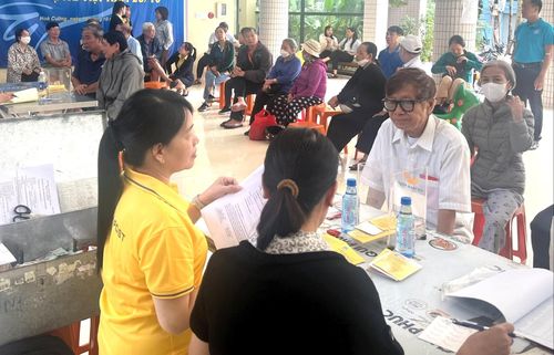 Thực hiện chi trả lương hưu và trợ cấp xã hội cho người dân tại phường Hòa Cường. Ảnh: DUYÊN ANH