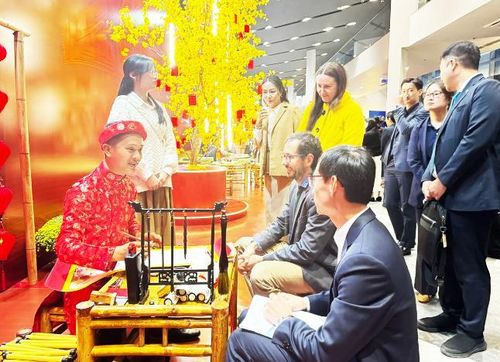 Nhiều vị khách nước ngoài khác trải nghiệm viết thư pháp Việt.