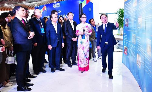 Lãnh đạo Sở Ngoại vụ TP Đà Nẵng giới thiệu các thành tựu nổi bật của TP Đà Nẵng đạt được trong năm 2025.