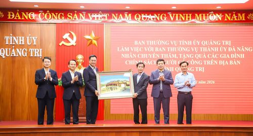 Thường trực Thành ủy Đà Nẵng (bên trái) tặng quà lưu niệm cho lãnh đạo Tỉnh ủy Quảng Trị. Ảnh: NGỌC PHÚ