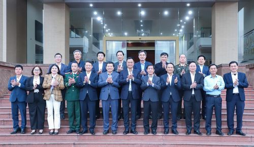 Lãnh đạo 2 địa phương chụp ảnh lưu niệm. Ảnh: NGỌC PHÚ