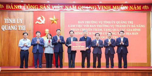 Lãnh đạo thành phố trao 200 triệu đồng hỗ trợ các gia đình chính sách tỉnh Quảng Trị. Ảnh: NGỌC PHÚ