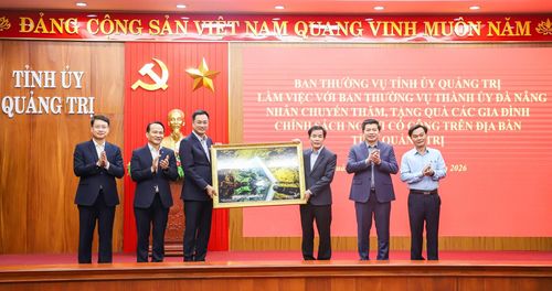 Lãnh đạo tỉnh Quảng Trị (bên phải) tặng quà lưu niệm cho lãnh đạo thành phố Đà Nẵng (bên trái). Ảnh: NGỌC PHÚ