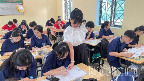 Cô và trò Trường THCS Tân Phú, xã Tân Sơn thi đua dạy tốt, học tốt.