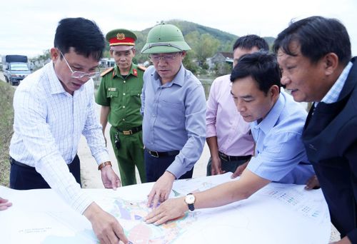  Chủ tịch UBND tỉnh Gia Lai Phạm Anh Tuấn (mũ cối xanh) chỉ đạo tái thiết lại dân cư, hạ tầng sau đợt lũ lịch sử tháng 11-2025 