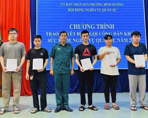 Hoạt động tuyển quân tại phường Bình Dương. 